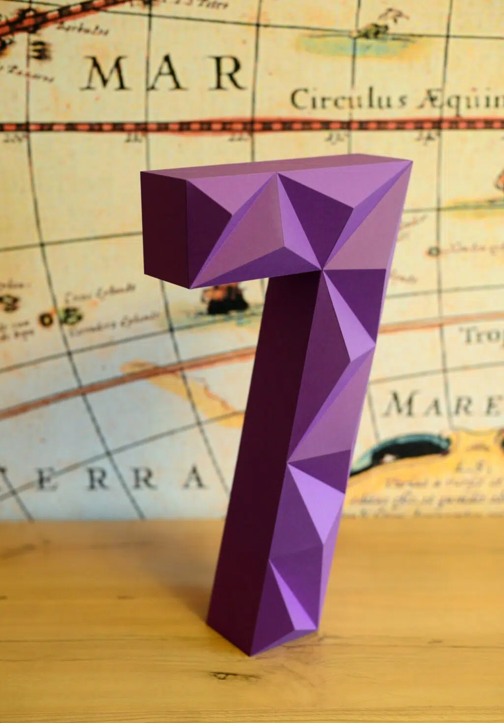 Chiffre 7 en papercraft 3D - modèle PDF à imprimer pour anniversaire et décoration