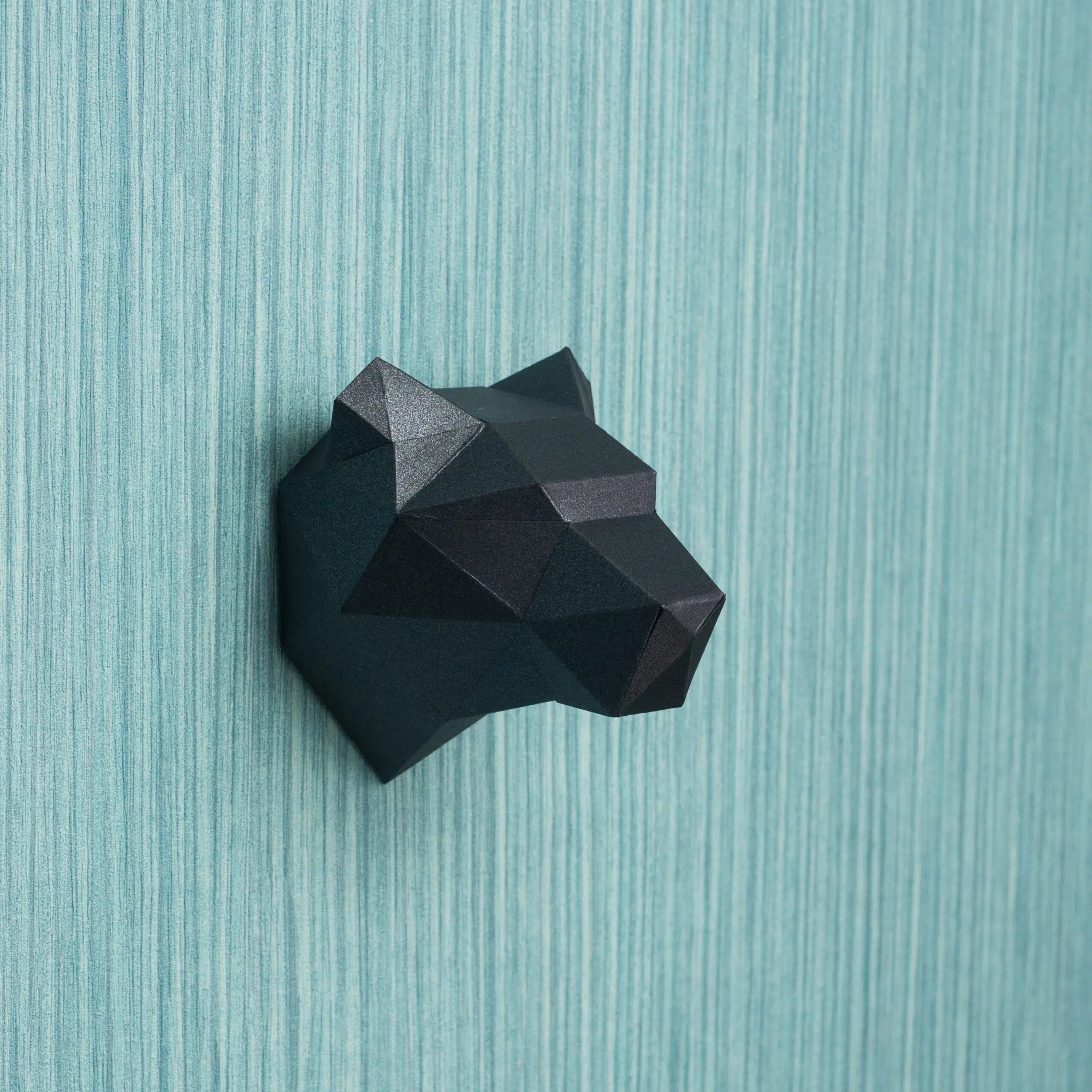 Pequeño trofeo cabeza de puma en papercraft 3D para niños, detalle