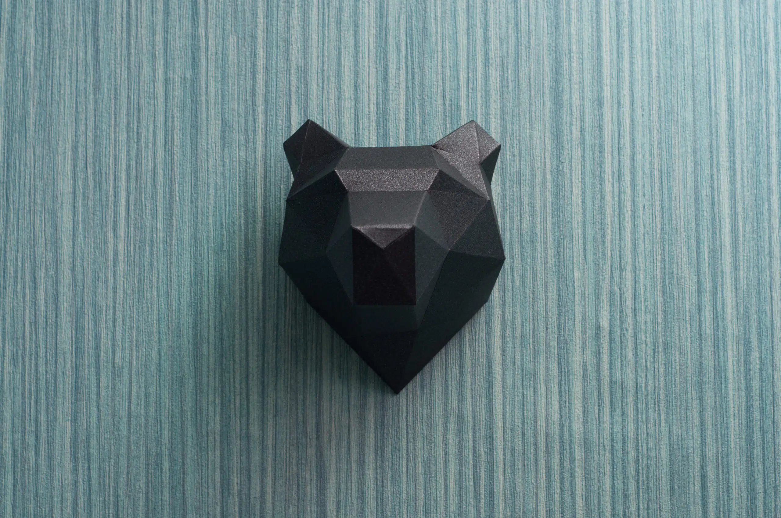 Pequeño trofeo cabeza de puma en papercraft 3D para niños, vista lateral