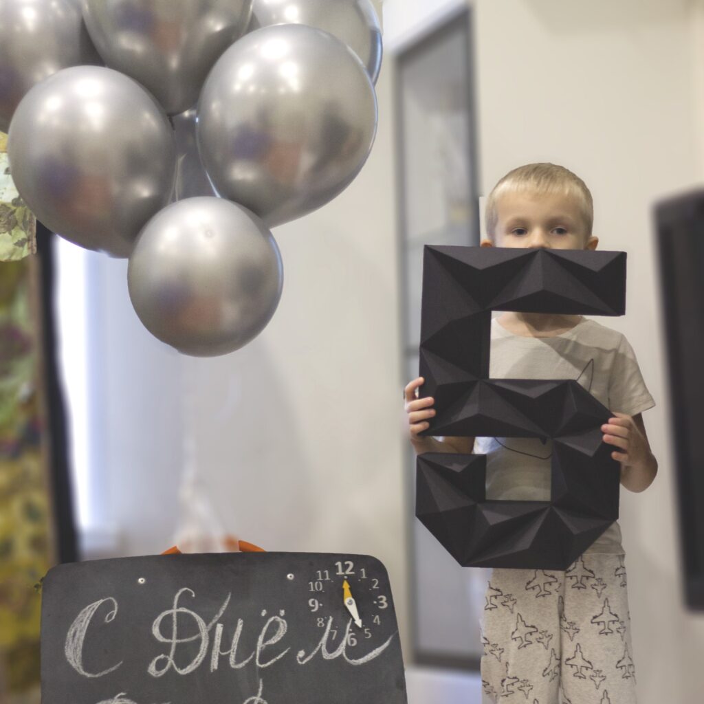 Papercraft number 5 in 3D origami