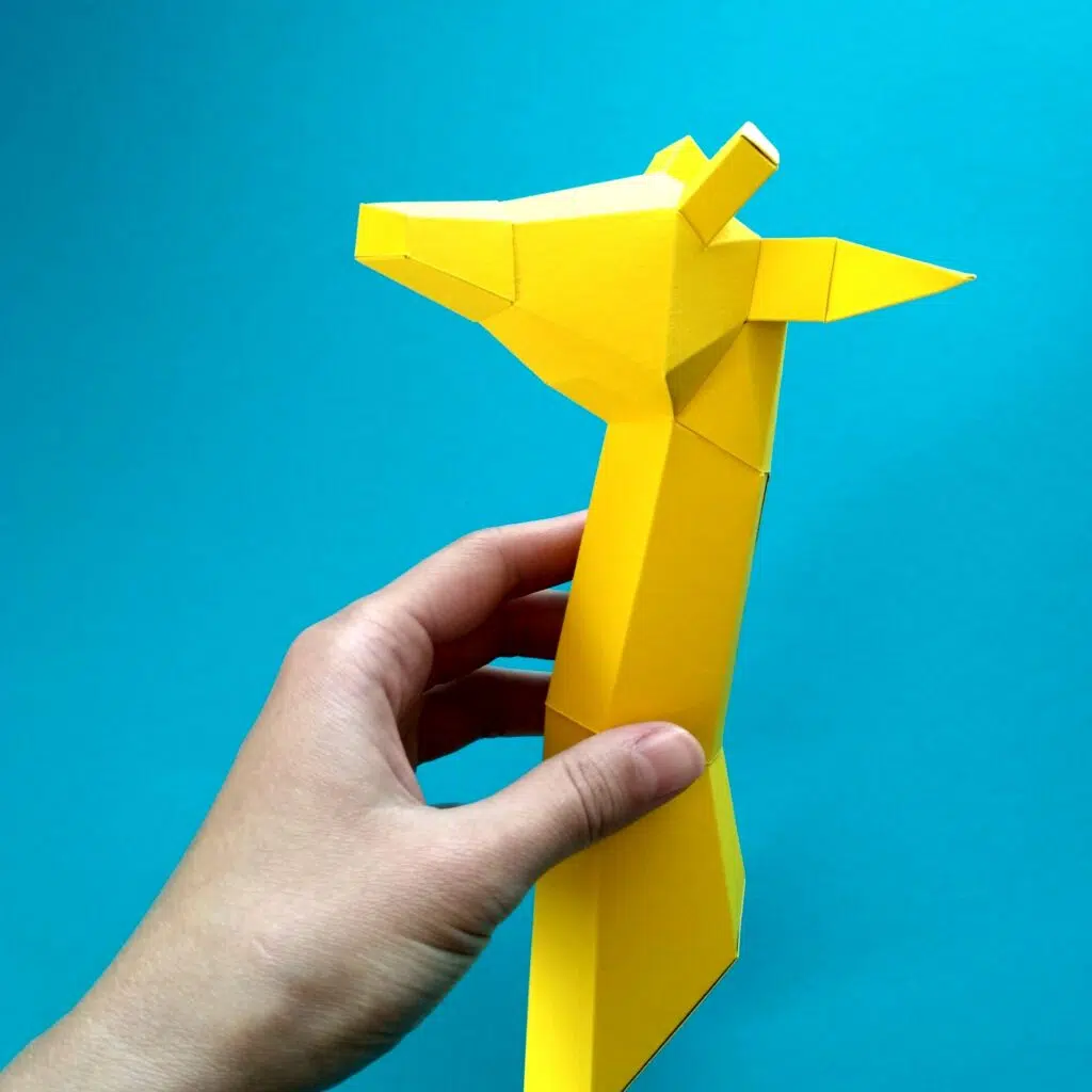 Kleines Giraffenkopf-Trophäe aus 3D-Papercraft für Kinder