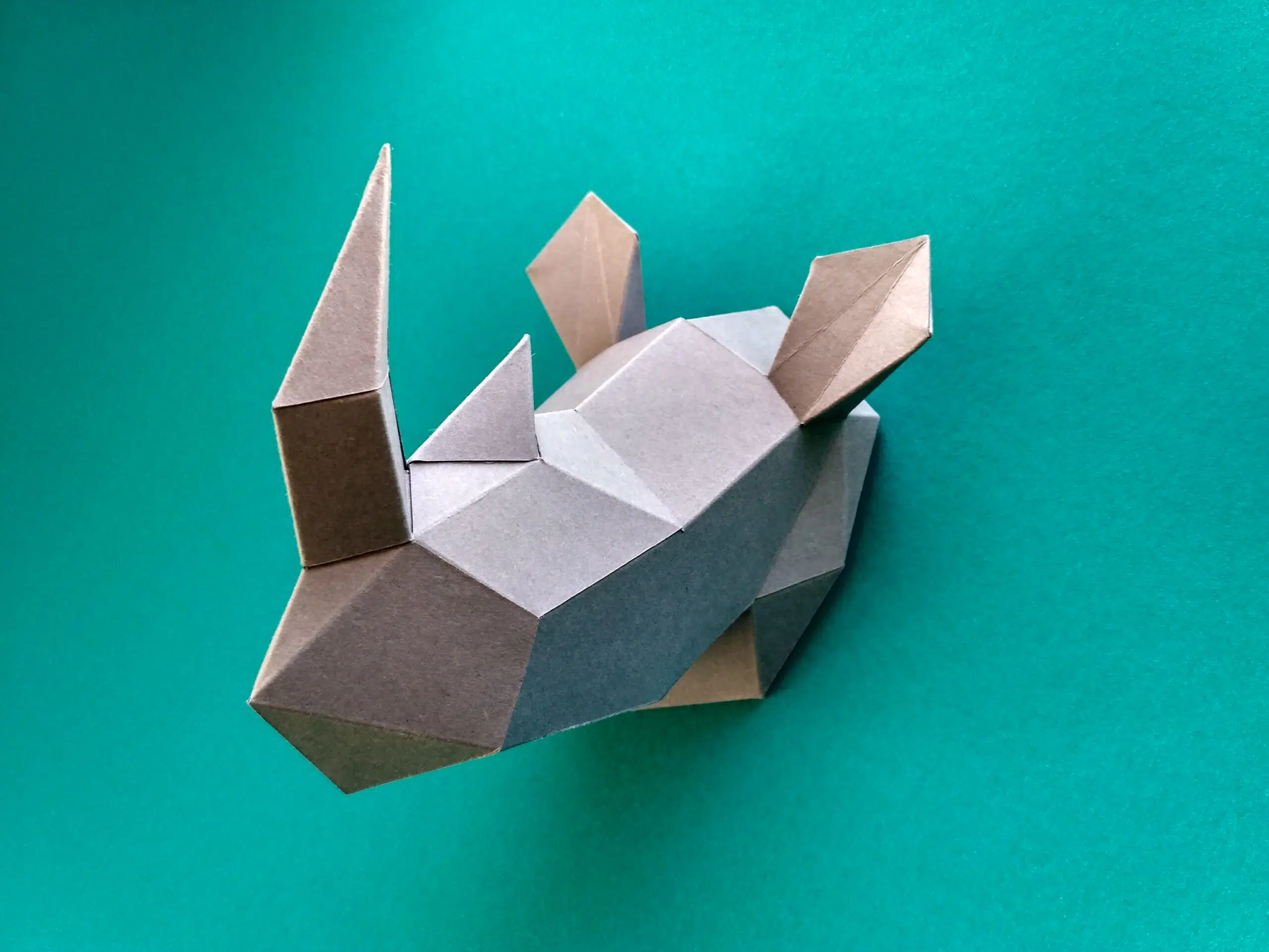 Petit trophée tête de rhinocéros en papercraft 3D – modèle enfant Petit trophée tête de rhinocéros en papercraft 3D – modèle enfant