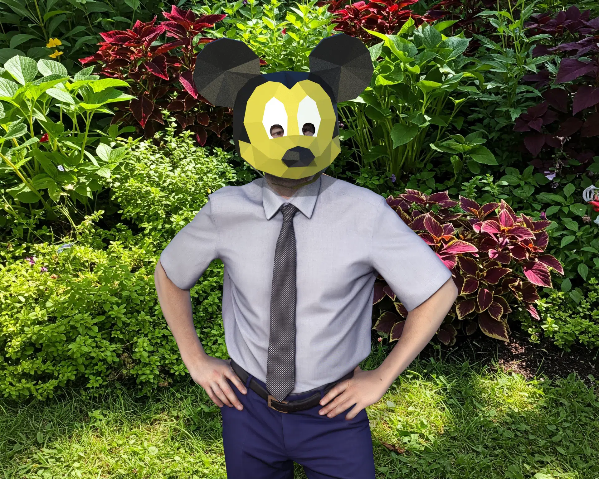 Máscara do Mickey Mouse em papercraft 3D, vista traseira