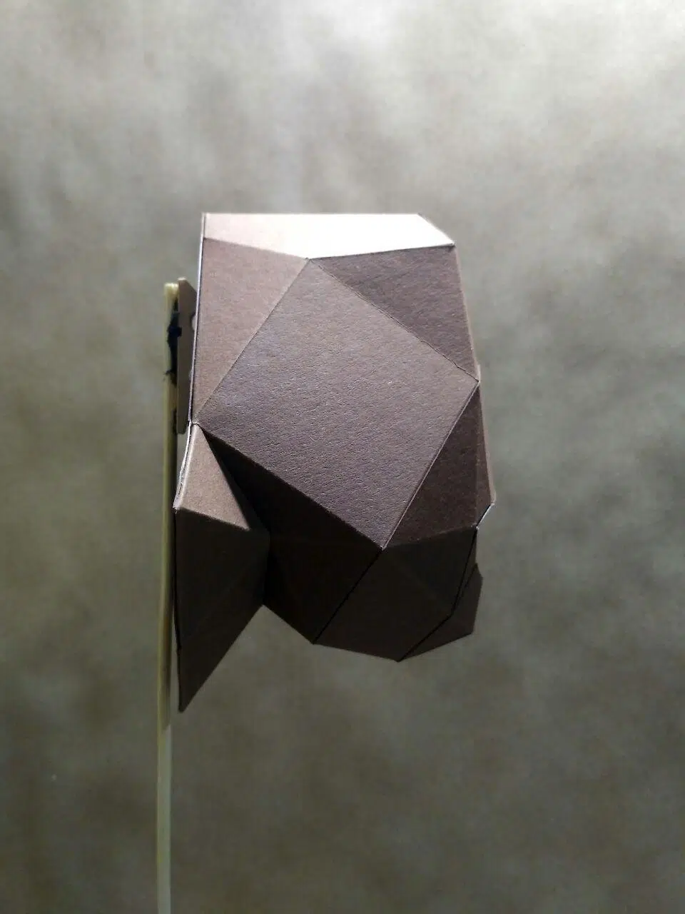 Mini-trofee gorillakop in papercraft 3D voor kinderen, weergave 5