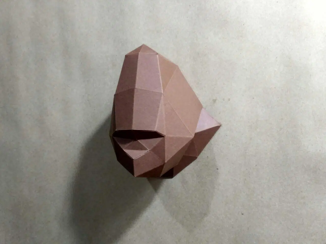 Mini-trofee gorillakop in papercraft 3D voor kinderen, weergave 4