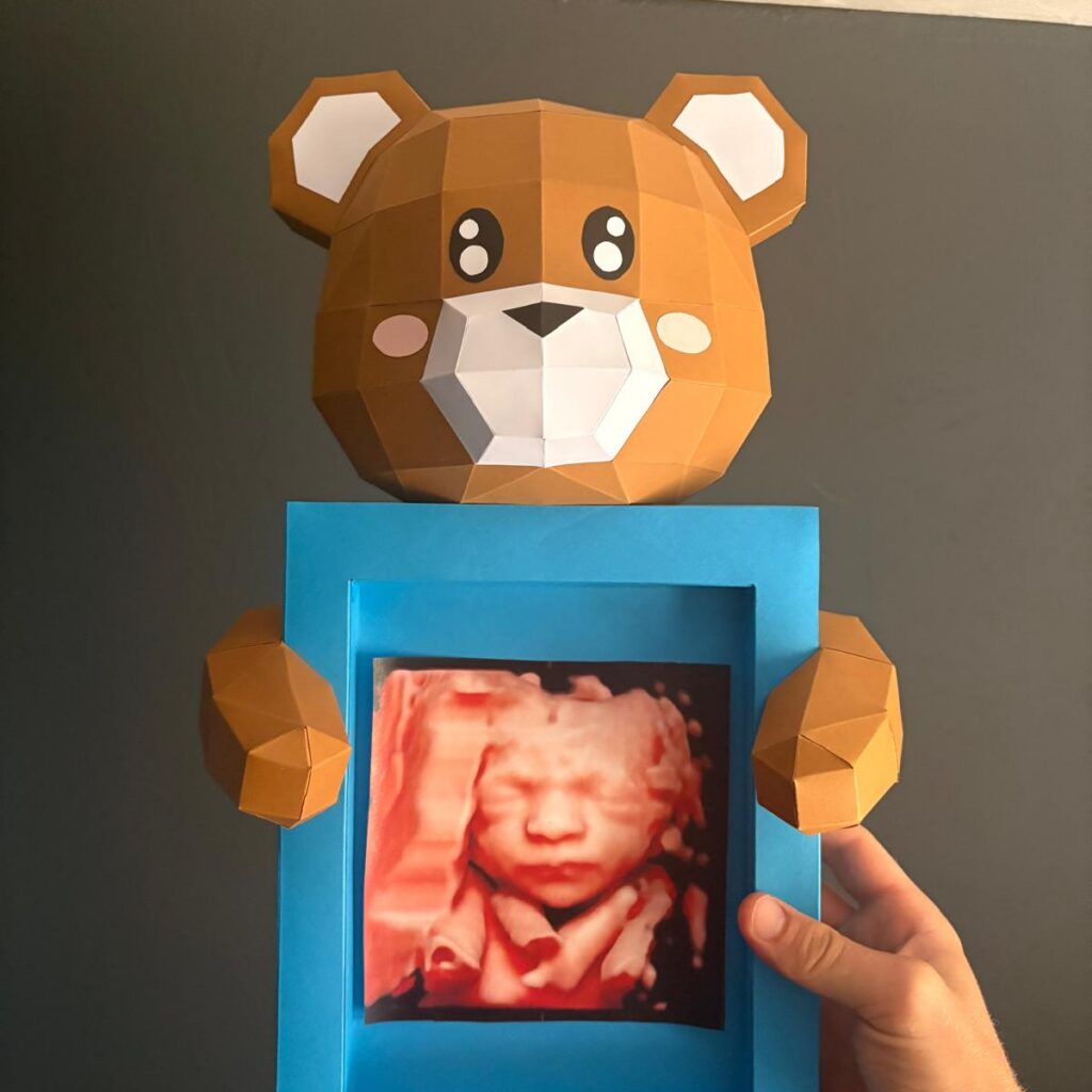 Fotolijst met knuffelbeertje in papercraft 3D