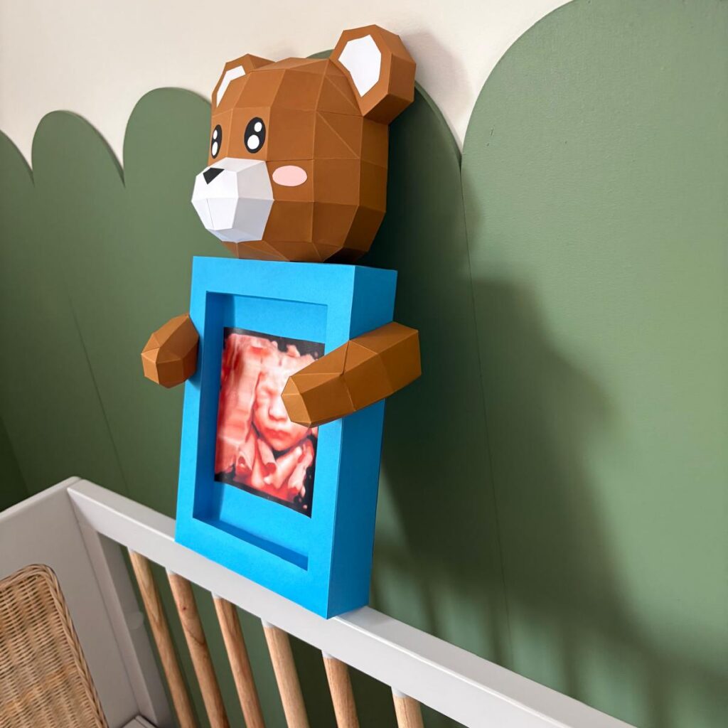 Fotolijst met knuffelbeertje in papercraft 3D, weergave 2