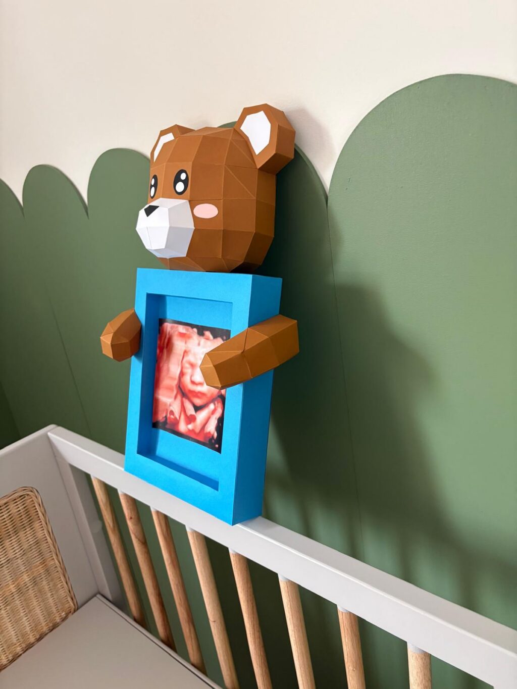 Fotolijst met knuffelbeertje in papercraft 3D, weergave 3