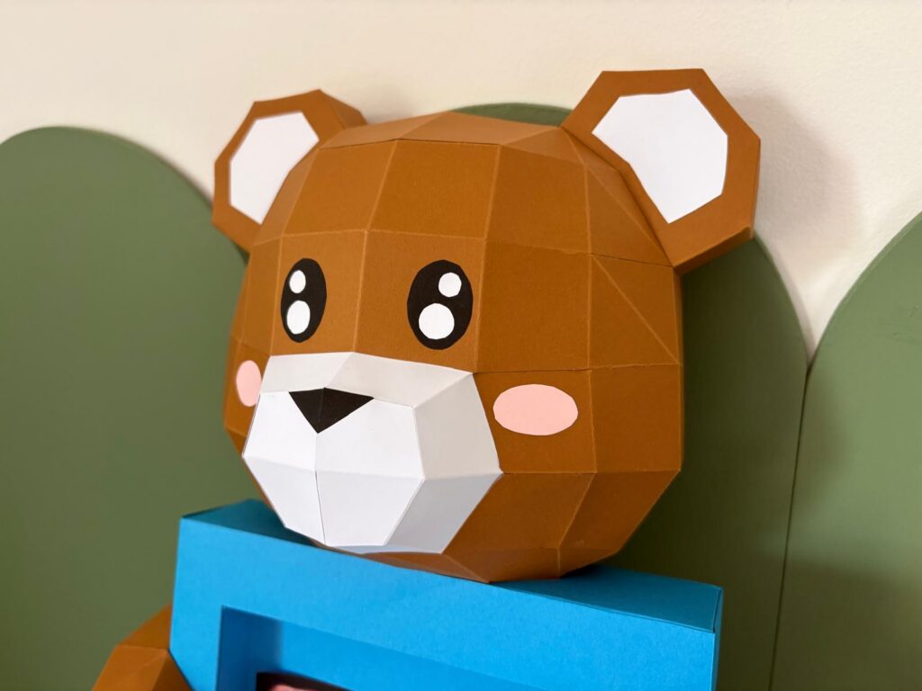 Fotolijst met knuffelbeertje in papercraft 3D, weergave 4