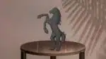 Zwart paard in 3D papercraft, weergave 5