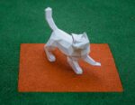 Papercraft einer gehenden Katze als 3D-Origami