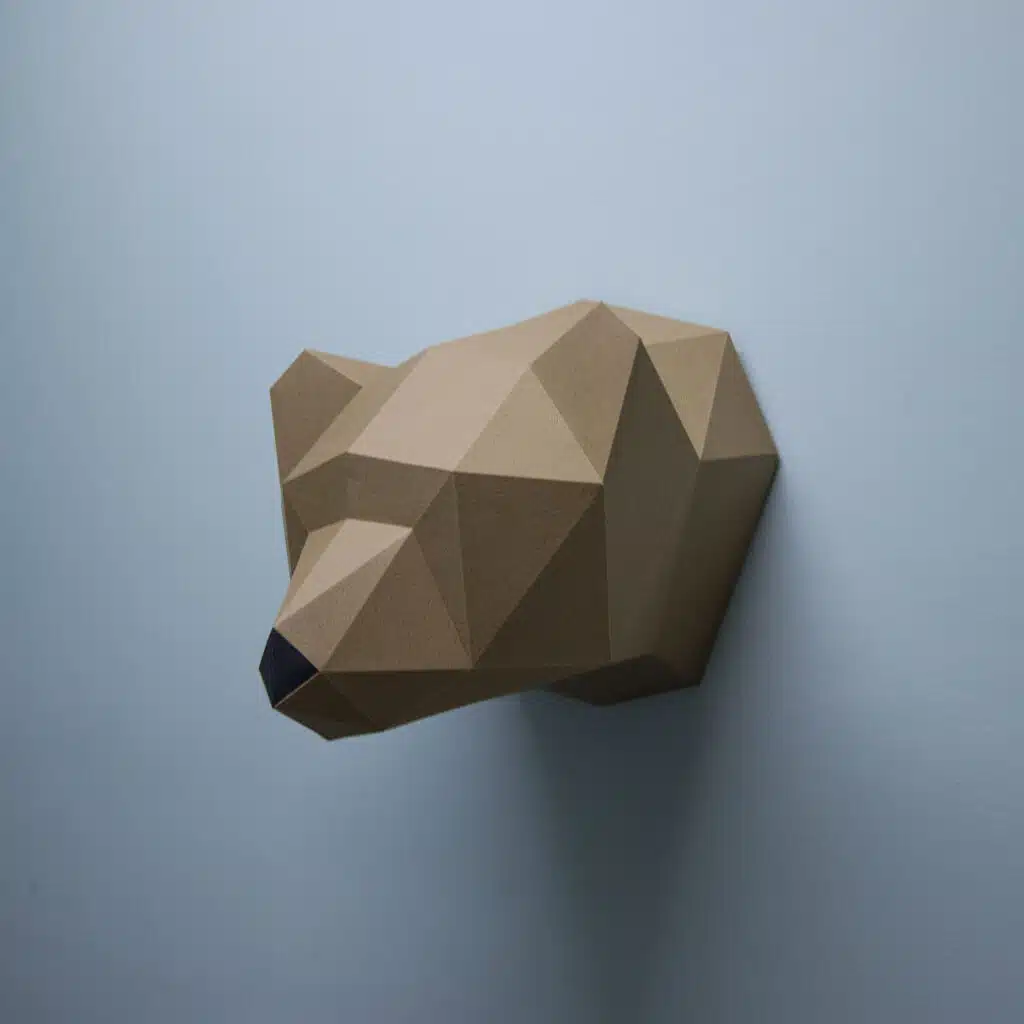 Papercraft de cabeza de trofeo de oso con la boca cerrada en origami 3D