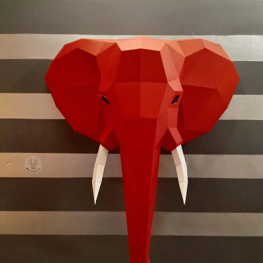 Papercraft de cabeza de elefante roja en origami 3D