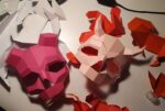 Papercraft de máscara de cráneo con cuernos en origami 3D