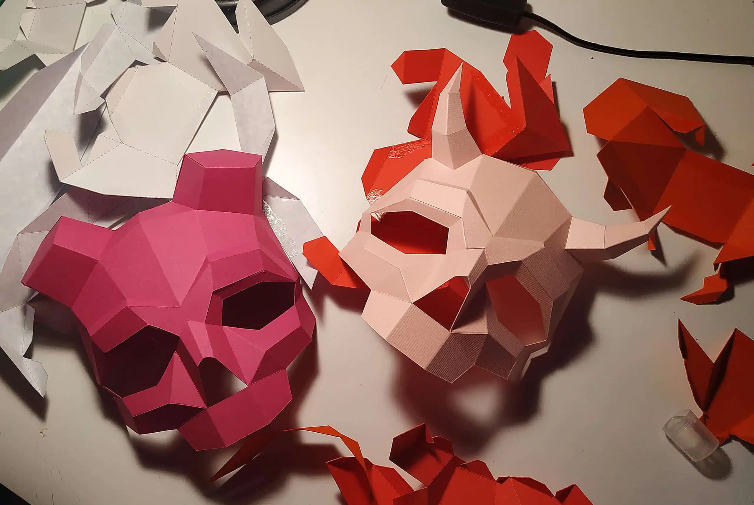 Schedelmasker met hoorns in 3D origami, weergave 7