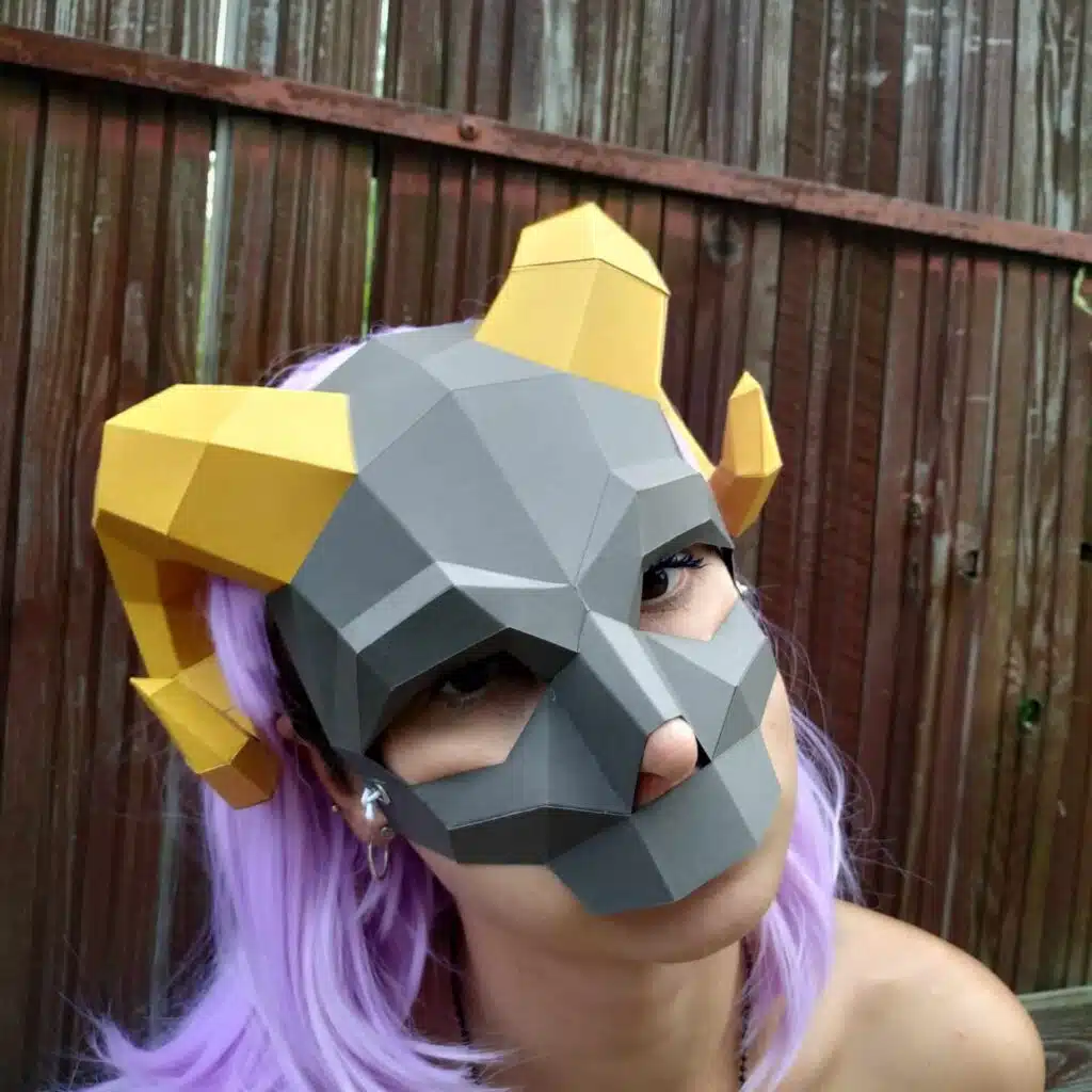 Papercraft maschera teschio con corna in origami 3D