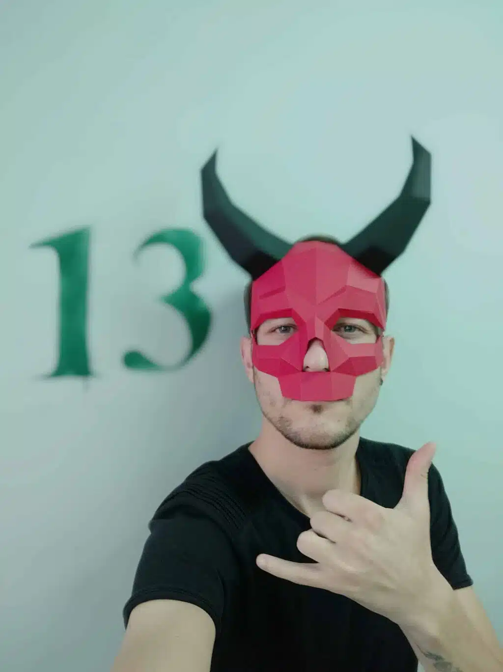 Papercraft de máscara de crânio com chifres em origami 3D