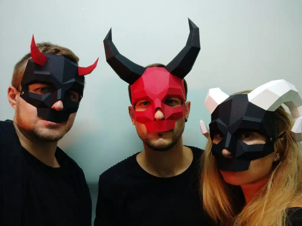 Schedelmasker met hoorns in 3D origami, weergave 3