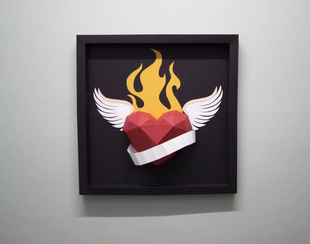 Papercraft eines tätowierten Herzens im Rahmen als 3D-Origami, Ansicht 2