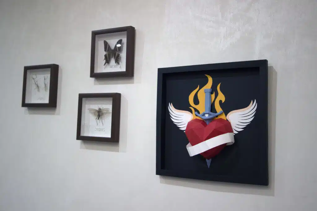 Origami 3D hart met tatoeage in lijst, weergave 2