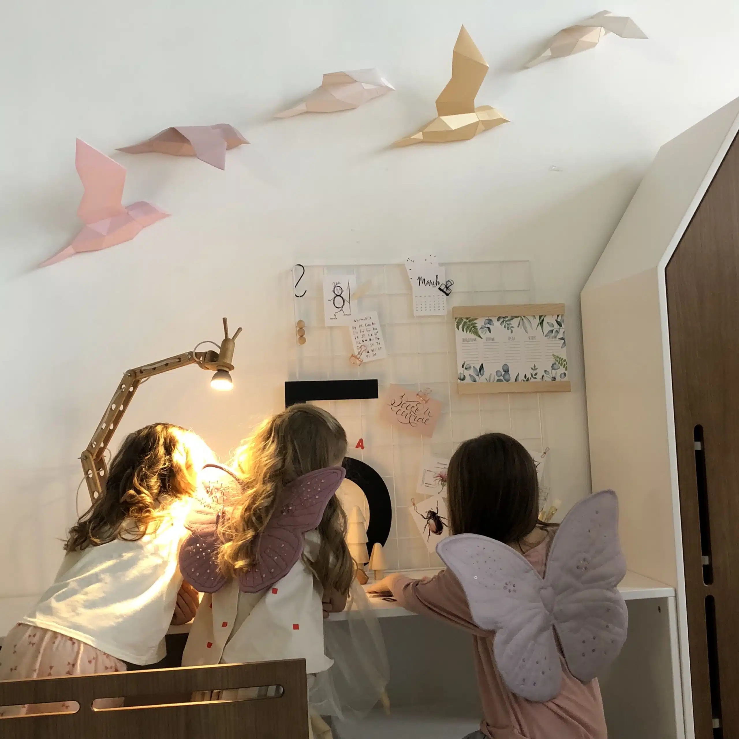 Papercraft d'oiseau volant rose en origami 3D, vue 5