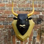 Papercraft de touro em escudo em origami 3D