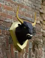 Papercraft de taureau sur bouclier en origami 3D