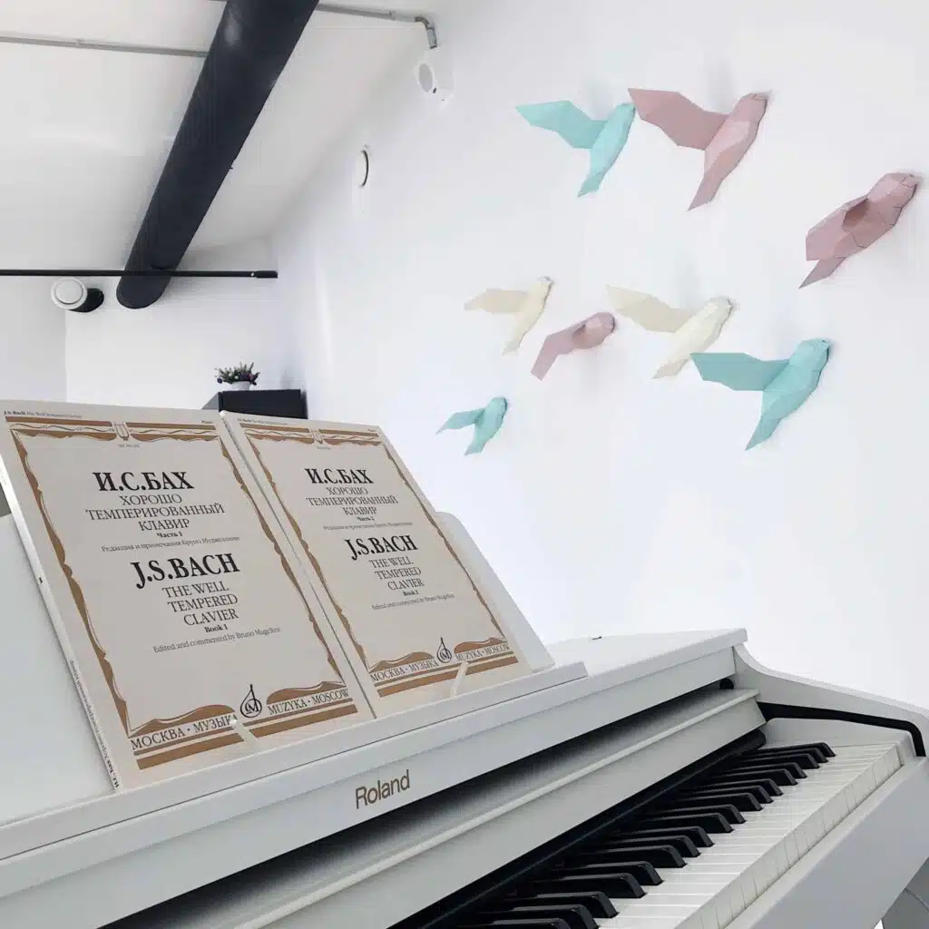 Papercraft di uccello volante rosa in origami 3D