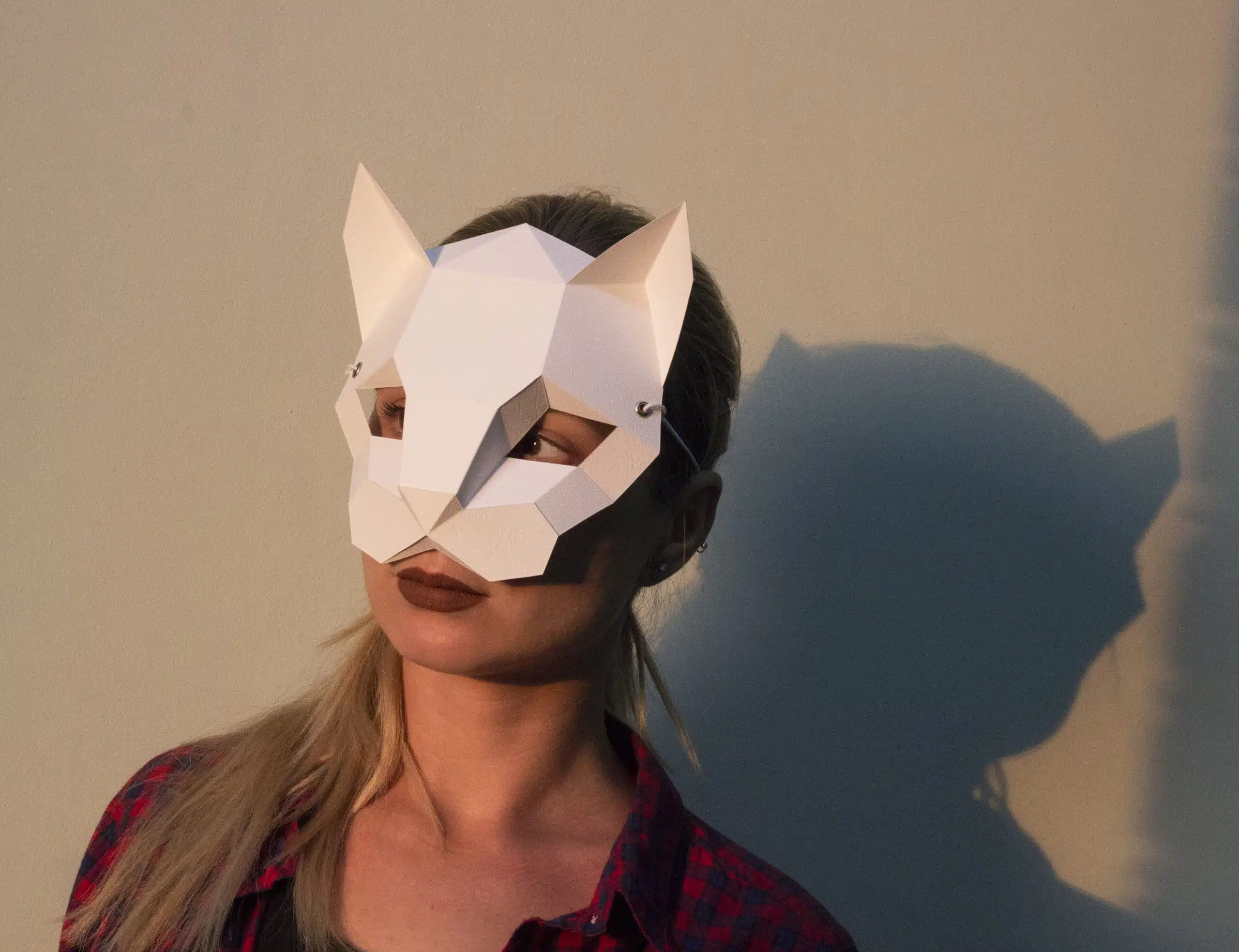 Masker van witte kat in 3D origami, weergave 6