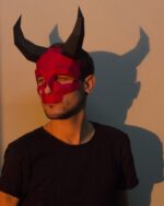 Papercraft de máscara de crânio com chifres em origami 3D