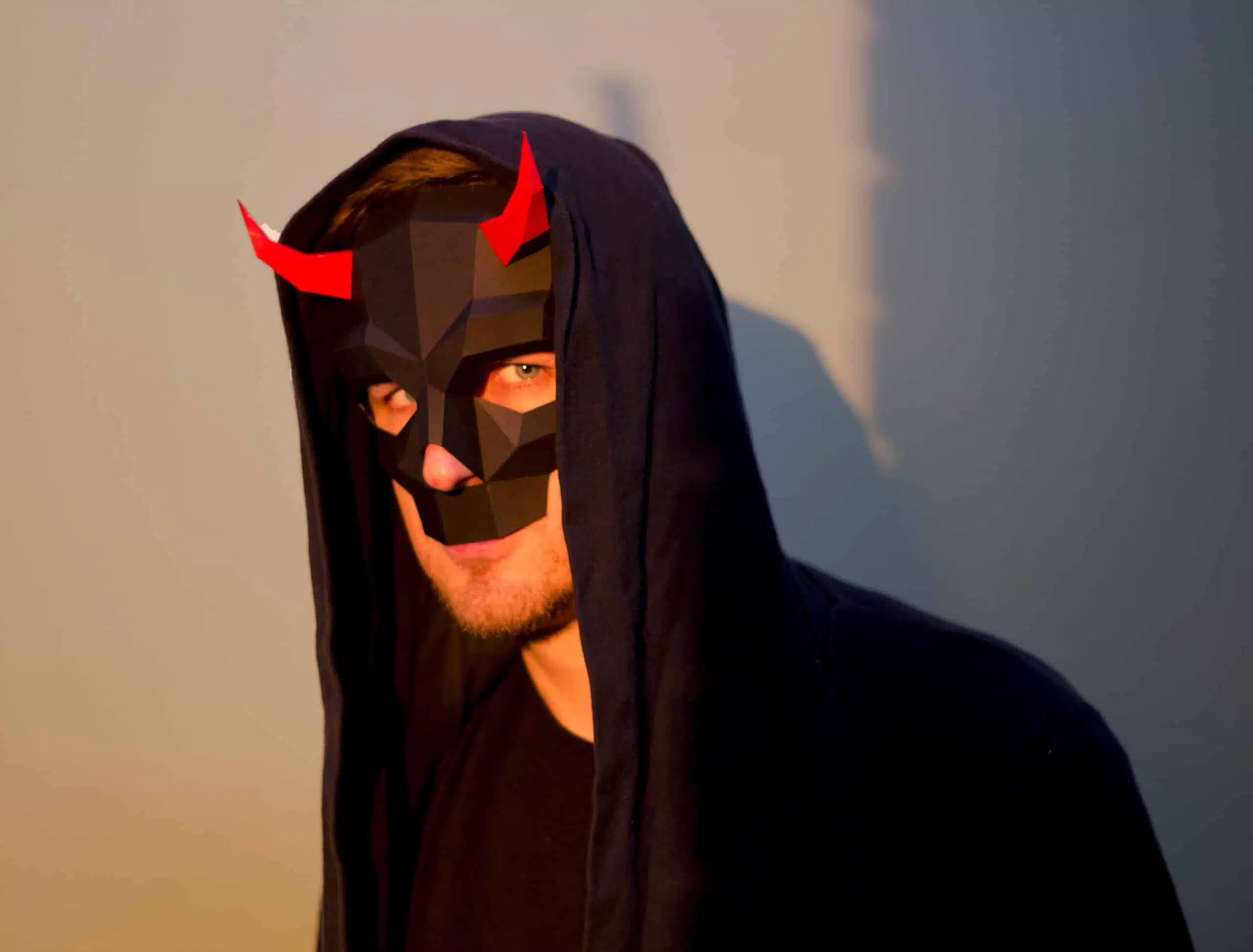 Schedelmasker met hoorns in 3D origami, weergave 9