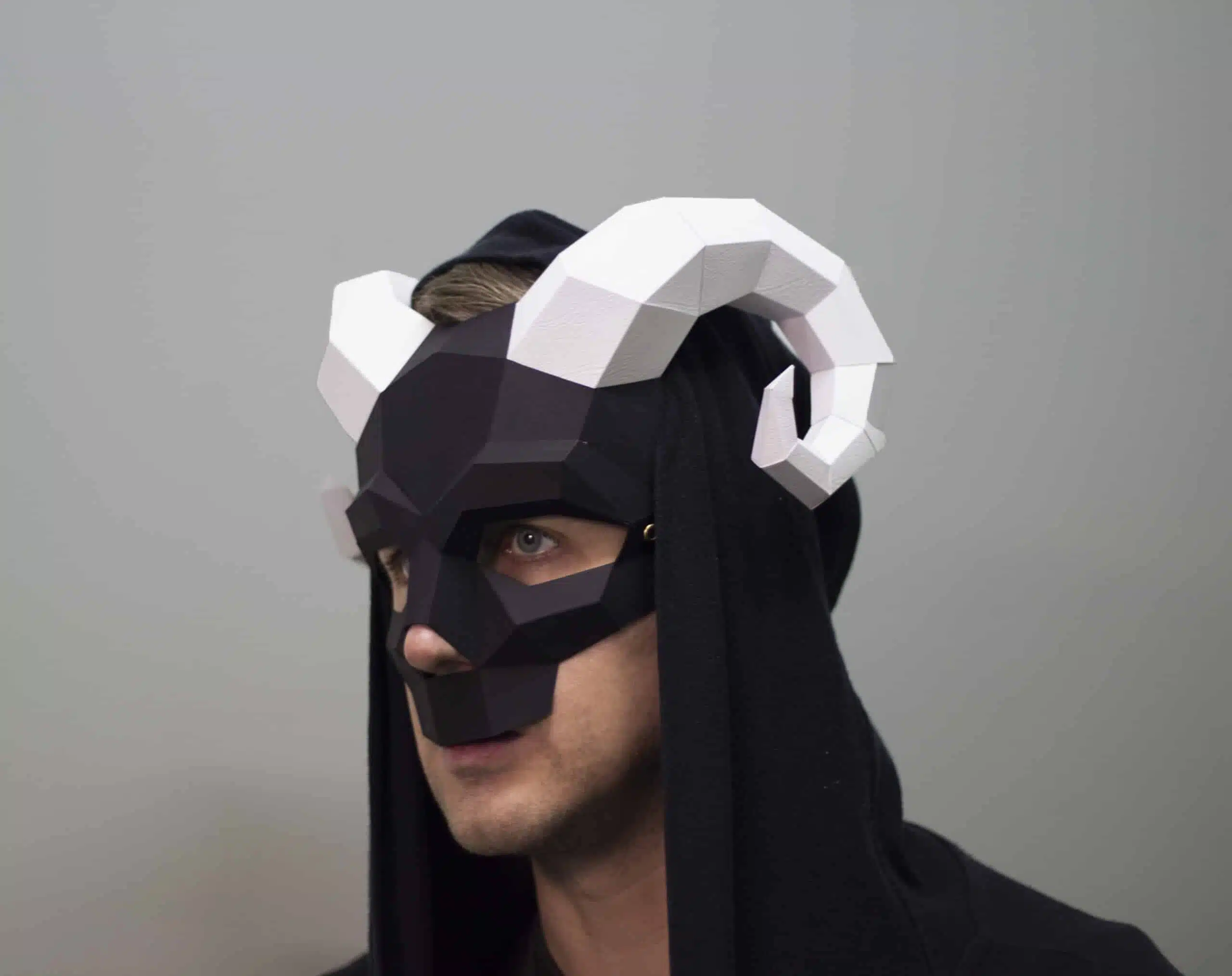 Schedelmasker met hoorns 3D papercraft origami, weergave 8
