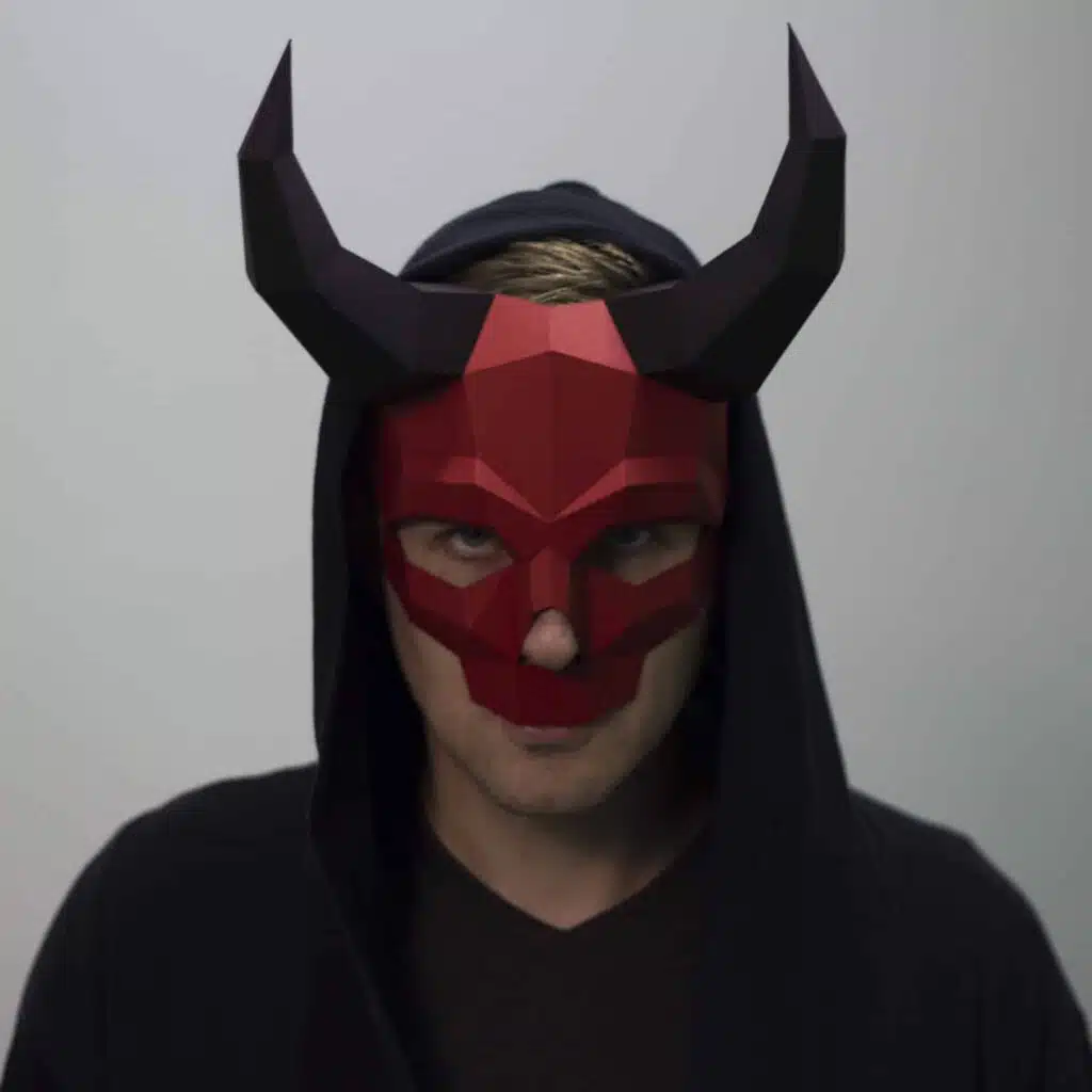 Papercraft de máscara de crânio com chifres em origami 3D