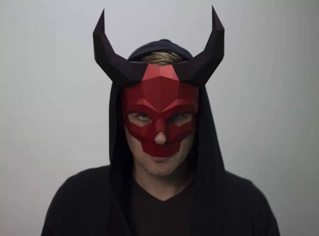 Papercraft: Gehörnte Schädelmaske aus 3D-Origami, Ansicht 2