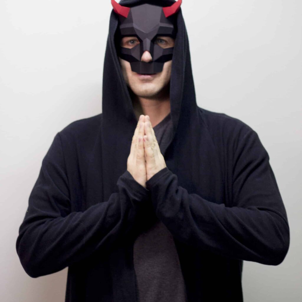 Papercraft horned skull mask in 3D origami