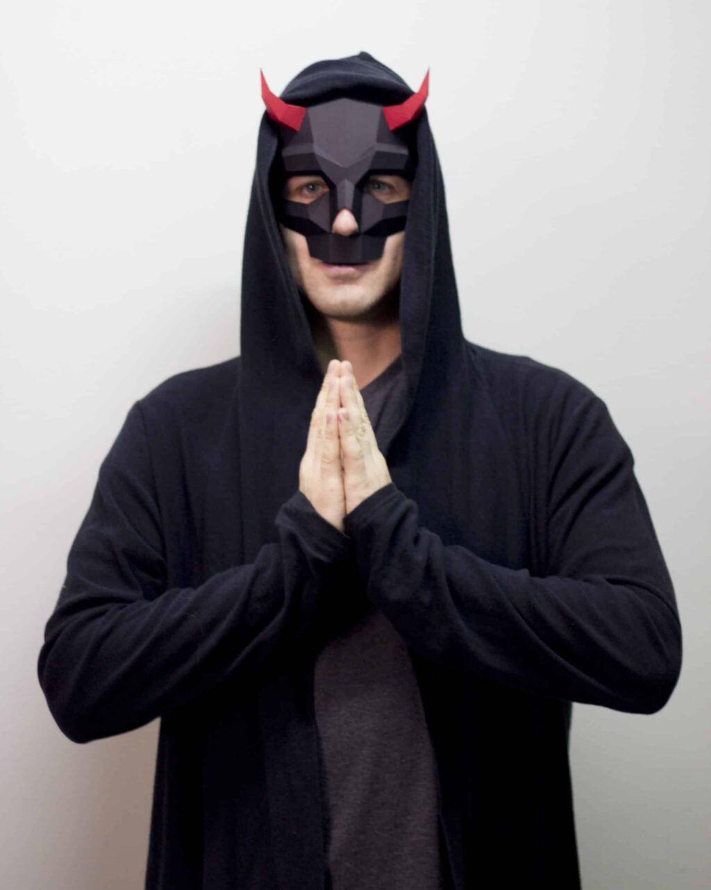 Papercraft de máscara de cráneo con cuernos en origami 3D