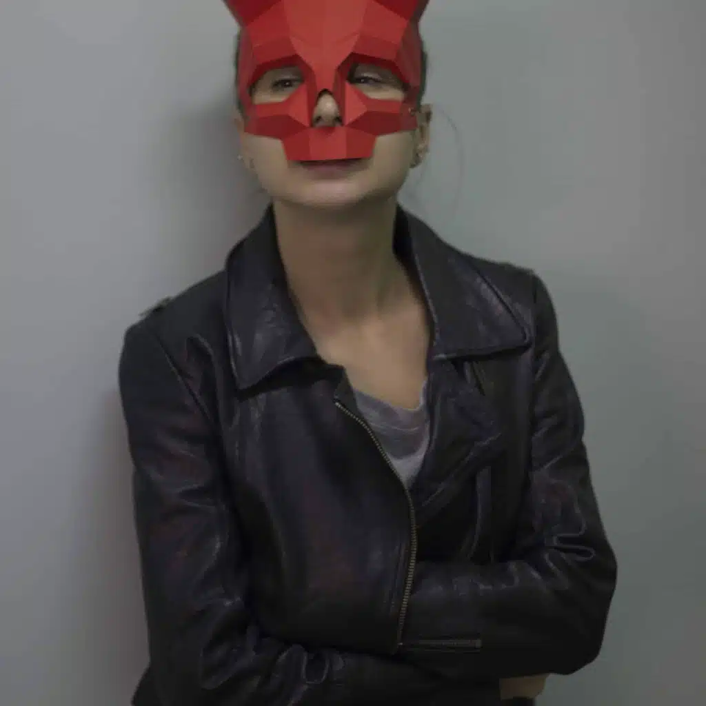 Papercraft rote gehörnte Schädelmaske aus 3D-Origami
