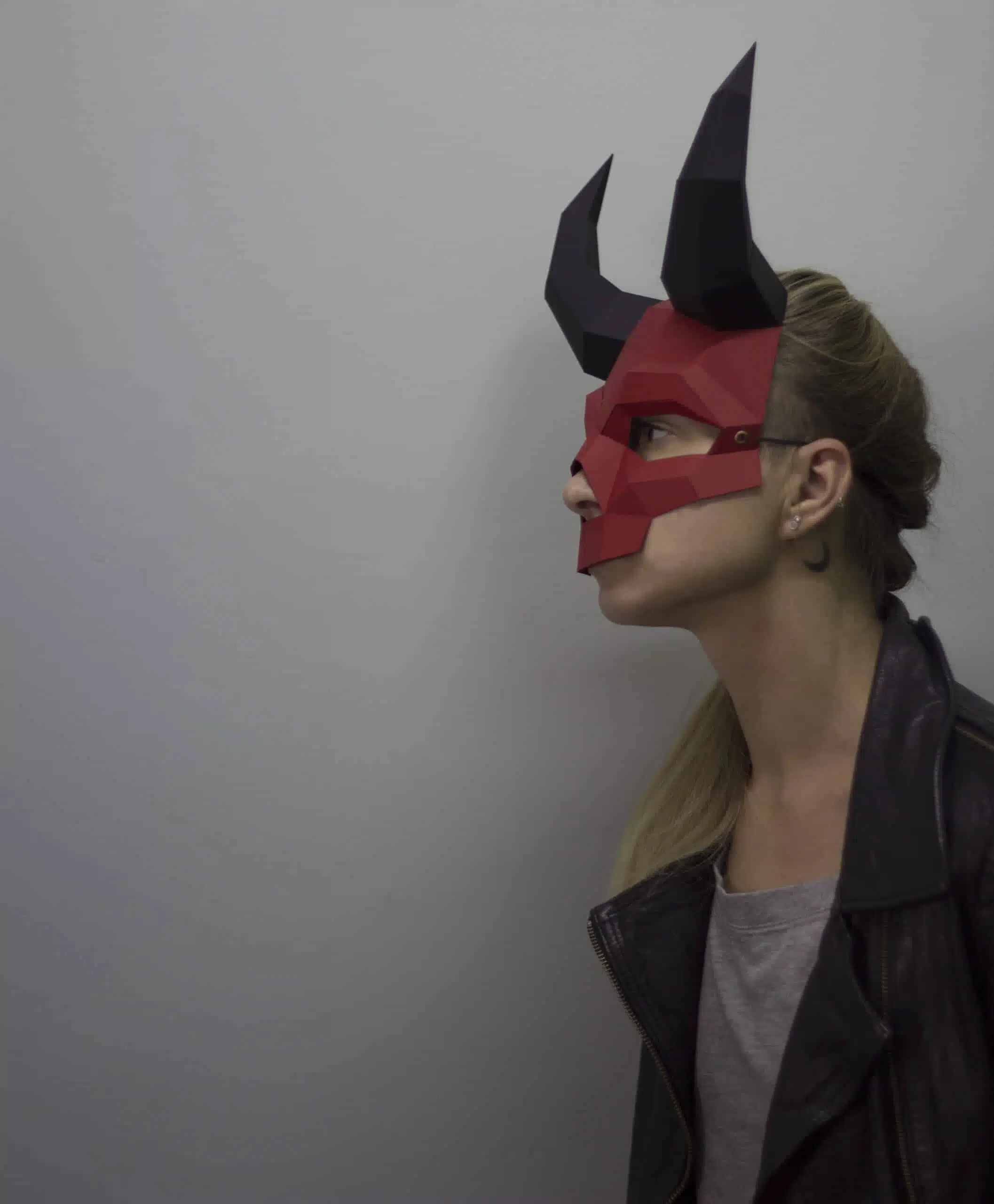 Papercraft maschera teschio cornuto in origami 3D, vista laterale
