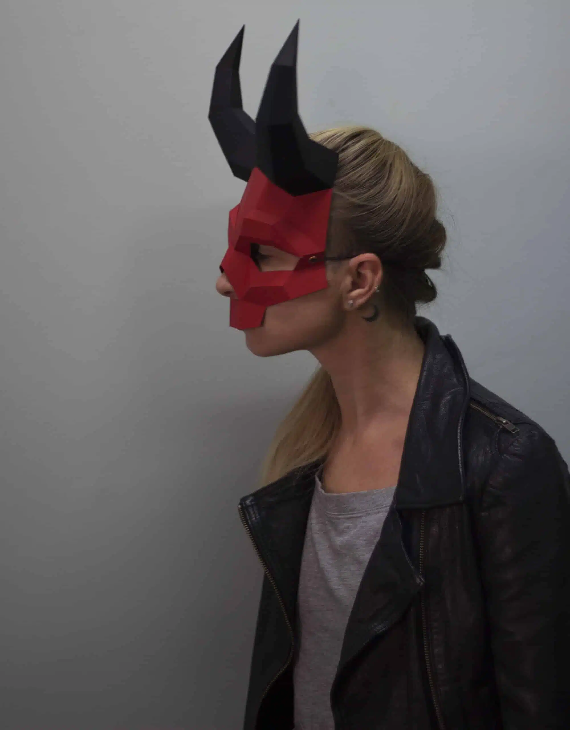 Papercraft maschera teschio cornuto in origami 3D, vista posteriore