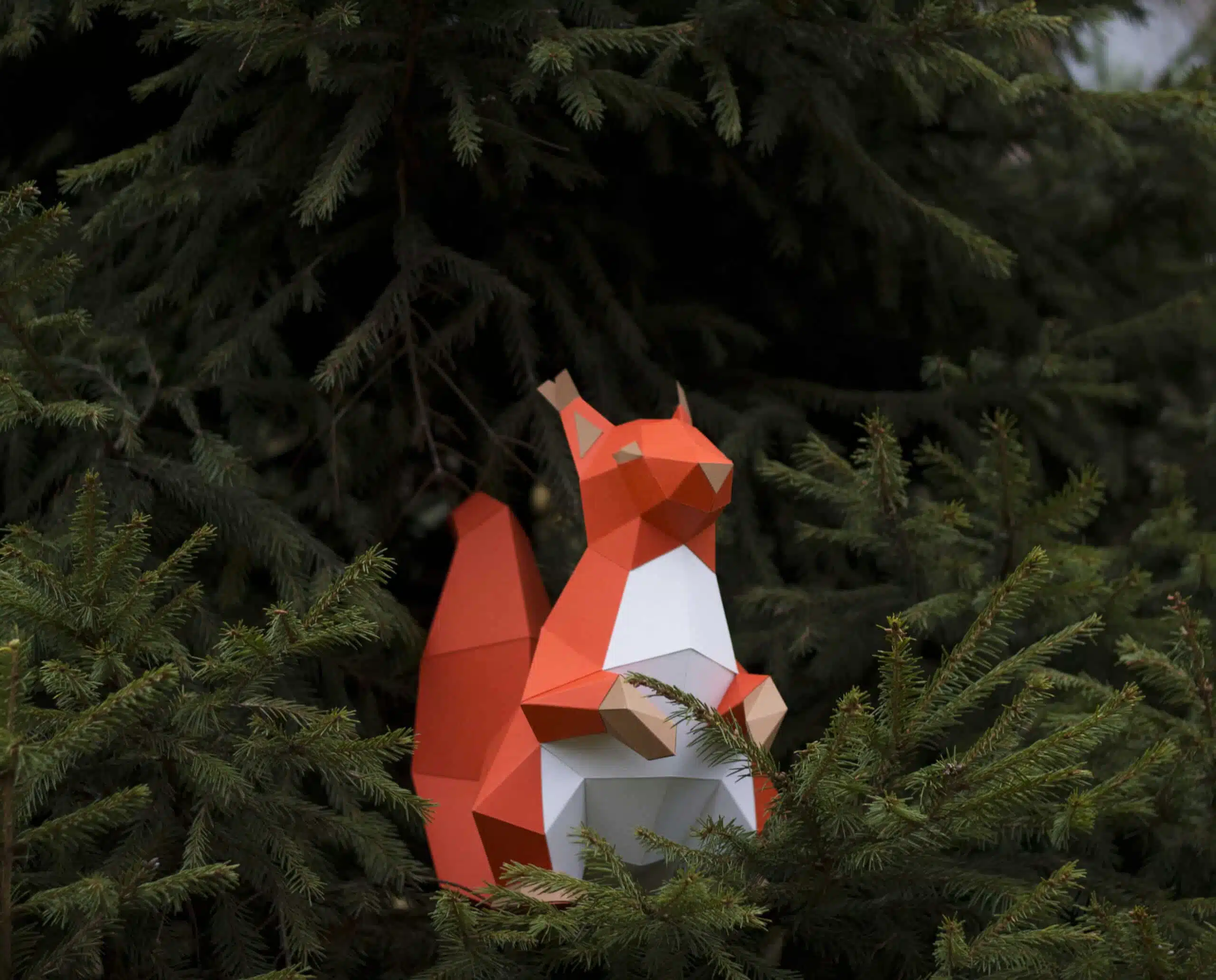 Zittende eekhoorn in 3D-papercraft, weergave 5