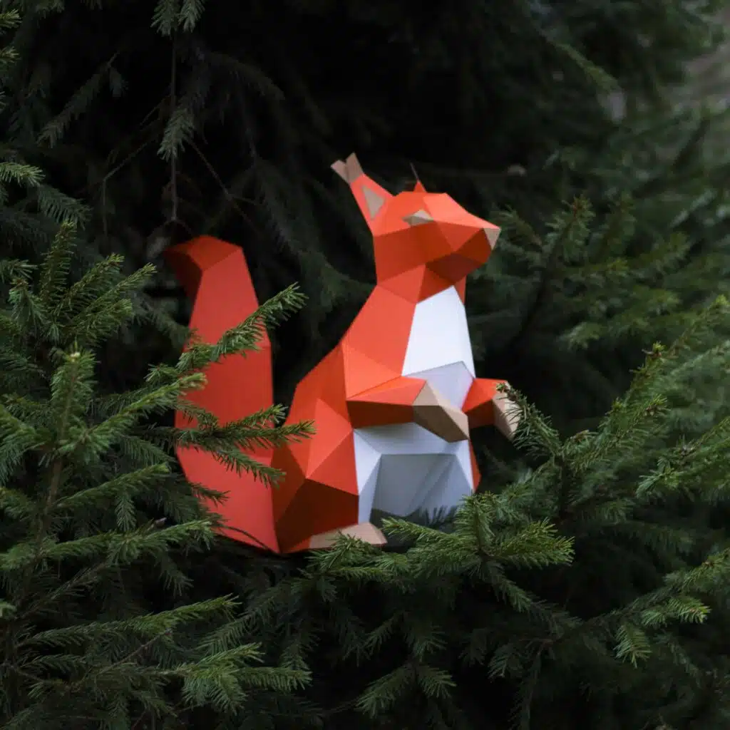 Papercraft d'écureuil assis en origami 3D