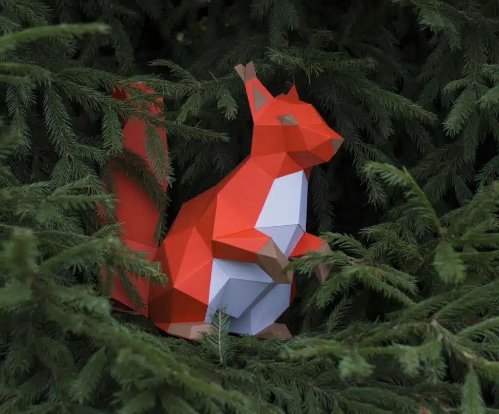Zittende eekhoorn in 3D-papercraft, weergave 2