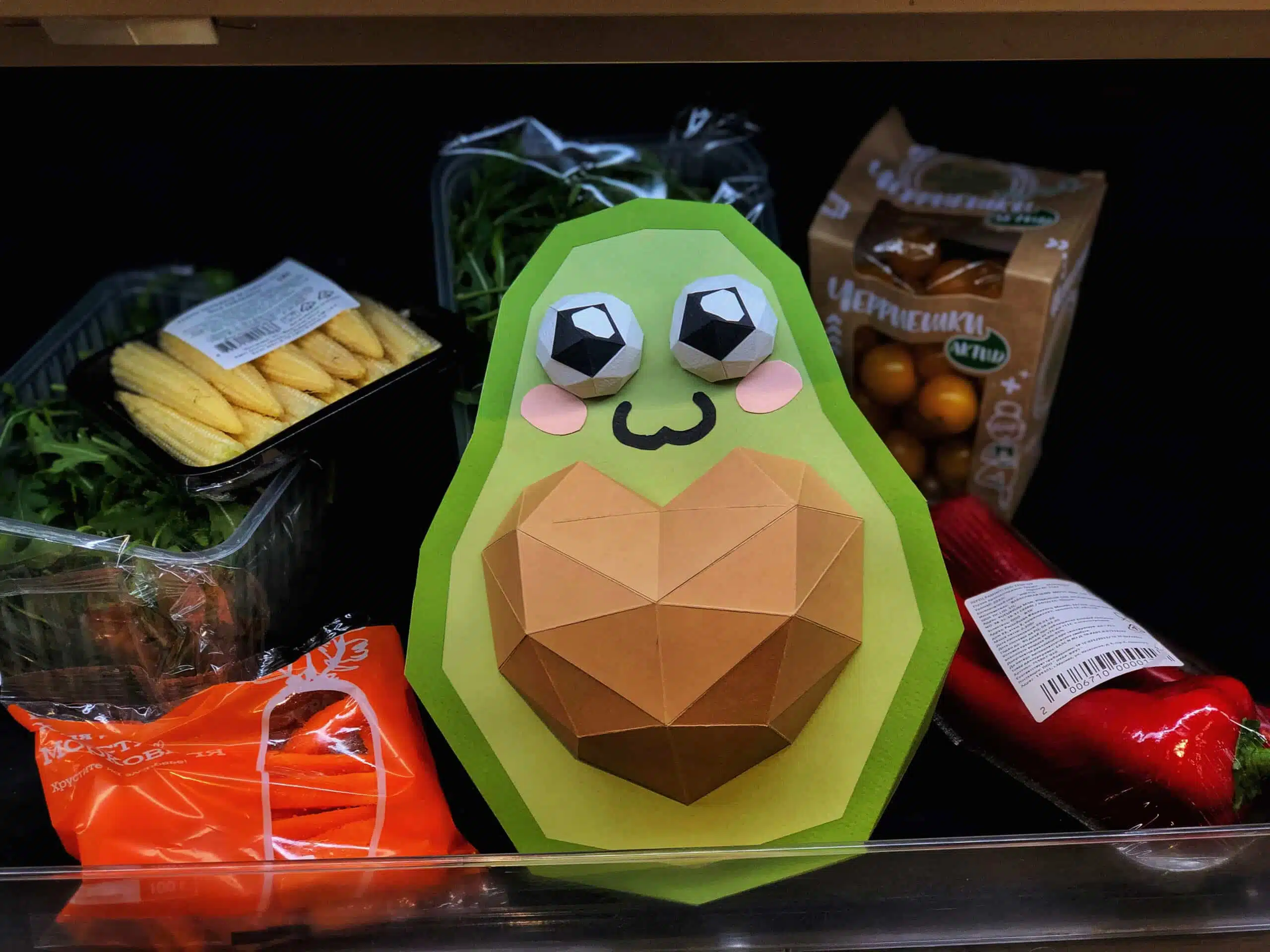 Papercraft avocado met hart in 3D origami, weergave 5