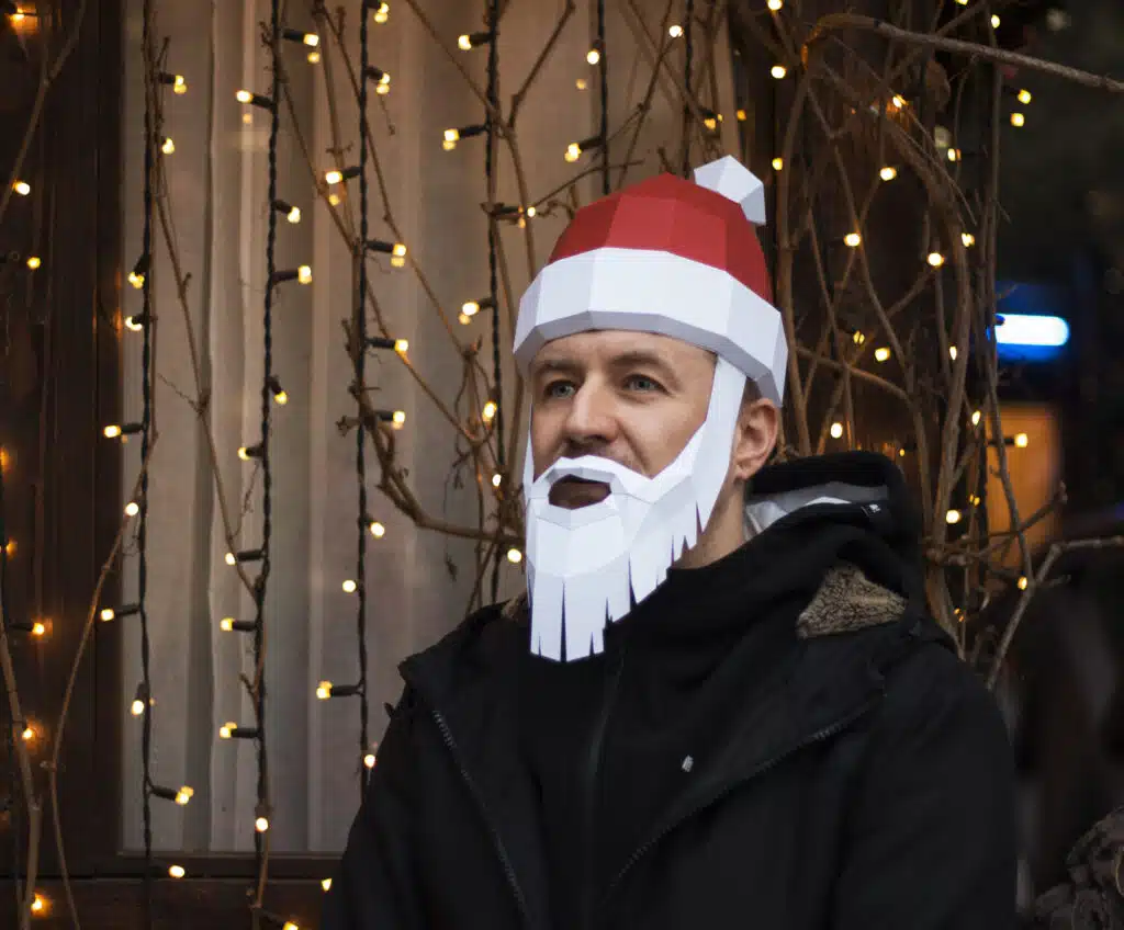 3D-origami kerstmuts met baard van de Kerstman, weergave 2