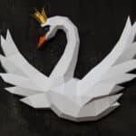 Papercraft de cisne com coroa em origami 3D