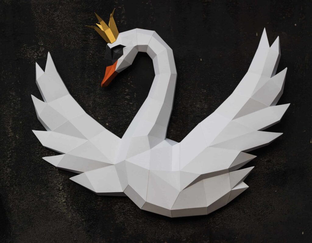 Papercraft-Schwan mit Krone als 3D-Origami
