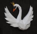 Papercraft de cisne com coroa em origami 3D