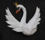Papercraft-Schwan mit Krone als 3D-Origami