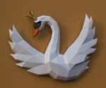 Papercraft de cisne com coroa em origami 3D