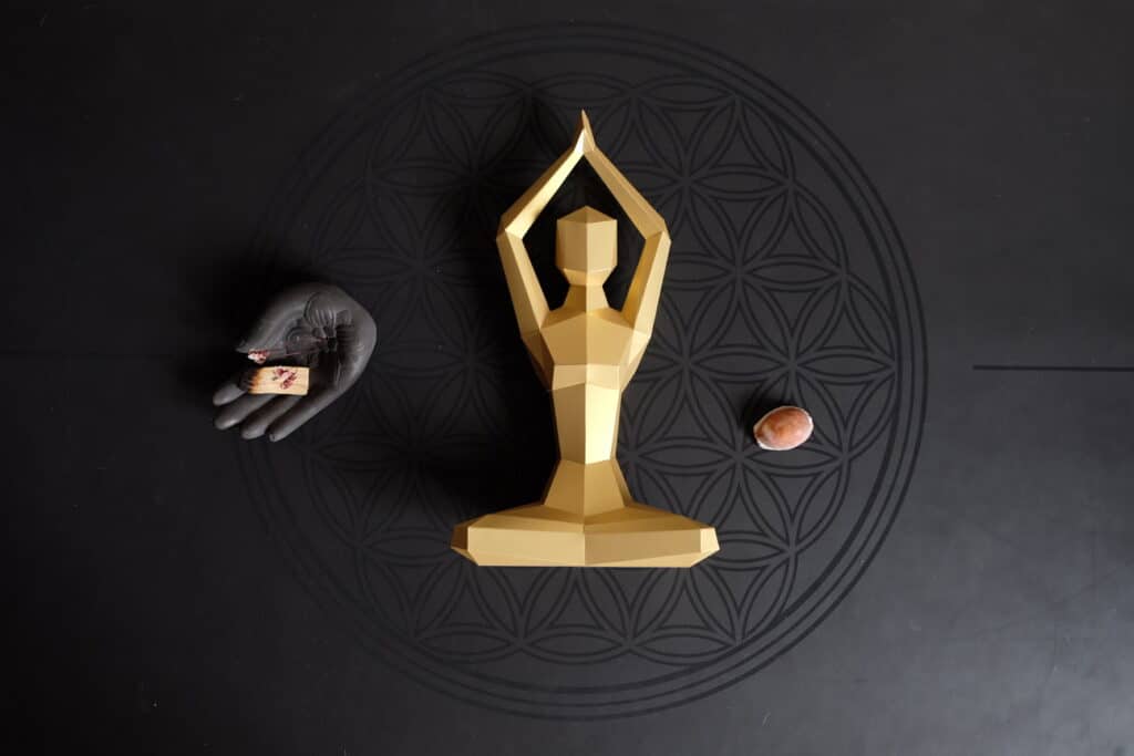 Papercraft de meninas em meditação vipassana em origami 3D